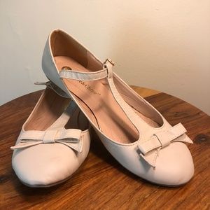 Cream Chase & Chloe flats